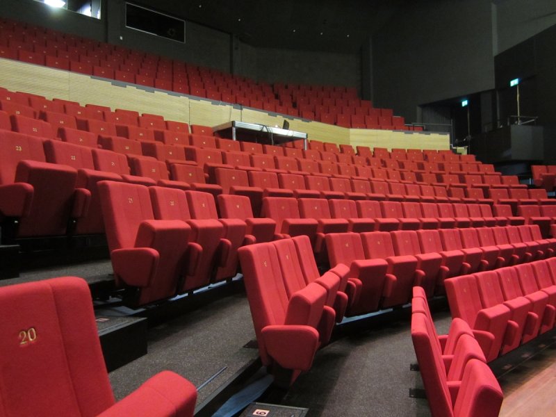 Telescopic tribune connected to angular shaped fixed balcony in Theater De Bussel Oosterhout, The Netherlands