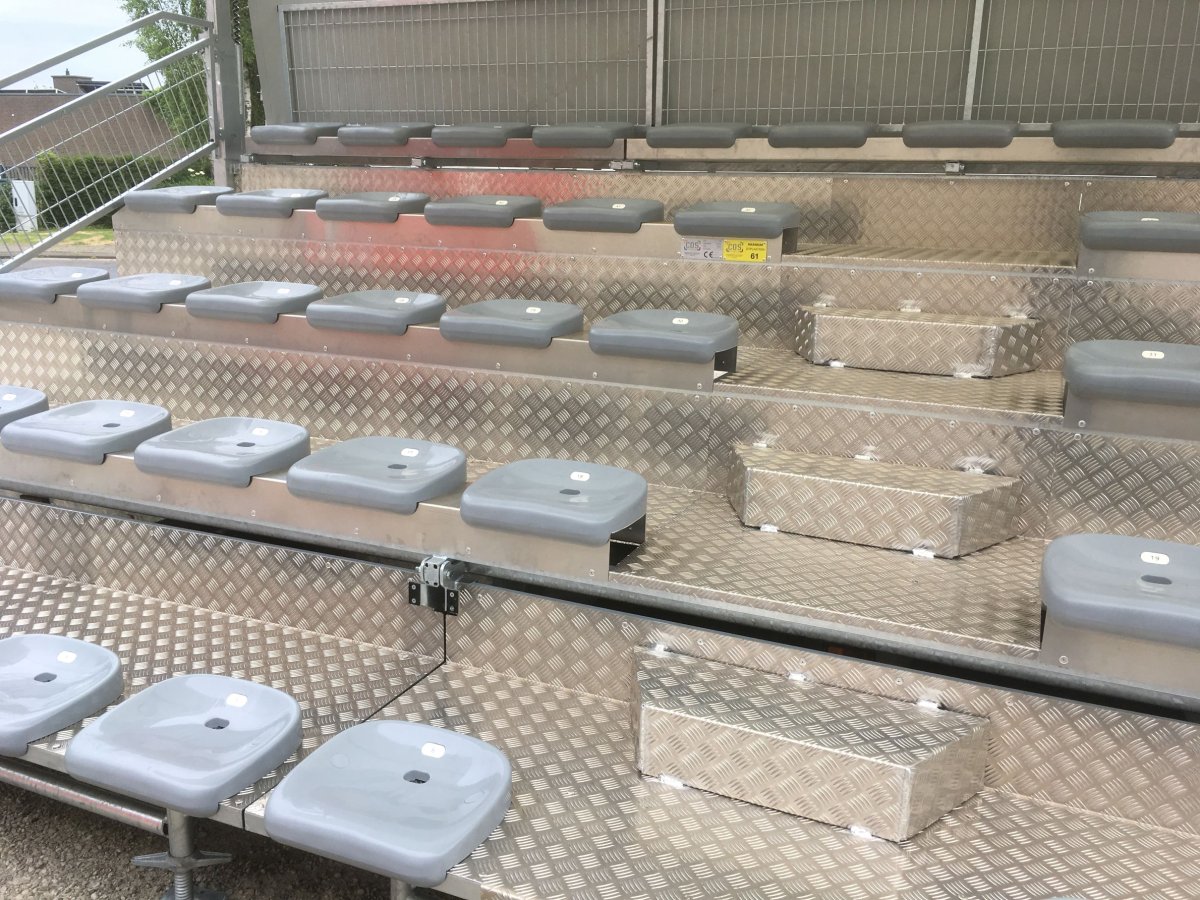 COS Outdoor Grandstand | monoblock zitjes
